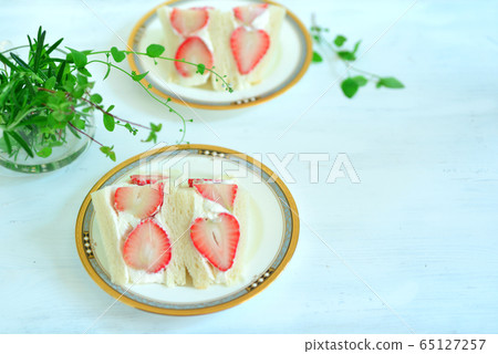 Strawberry sandwich 65127257