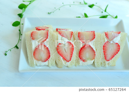 Strawberry sandwich 65127264