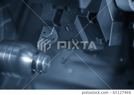 The CNC lathe machine finish cutting. 65127469