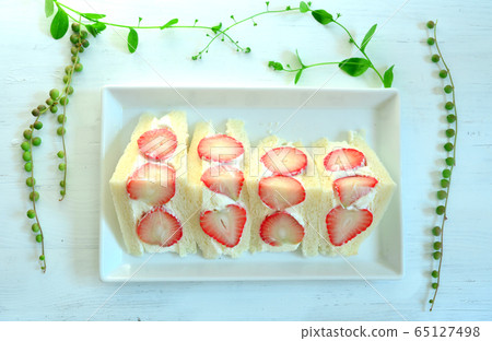 Strawberry sandwich 65127498