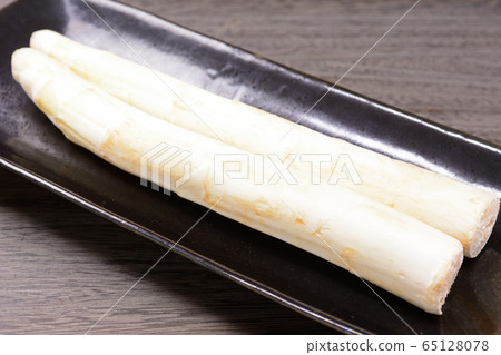 Delicious white asparagus Delicious white asparagus 65128078