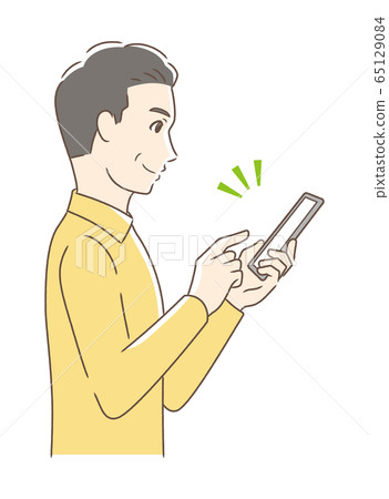 操作智能手機的男人微笑著的側面 65129084
