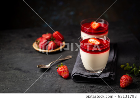 panna cotta dessert panna cotta dessert 65131798