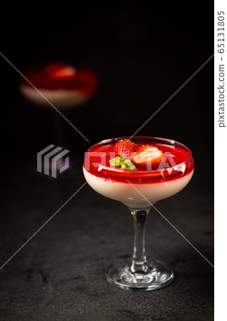 panna cotta dessert 65131805