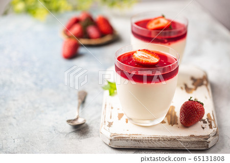 panna cotta dessert 65131808
