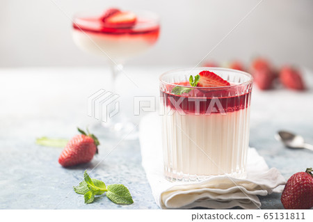 panna cotta dessert 65131811