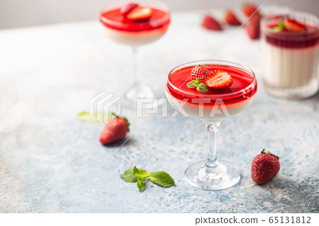 panna cotta dessert 65131812