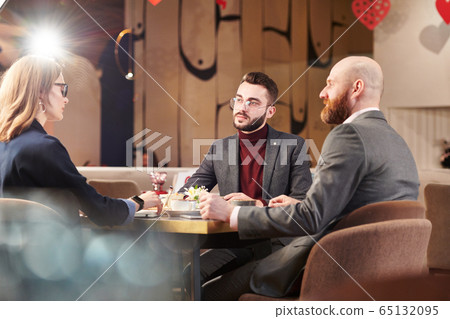 Business colleagues talking in cafe 65132095
