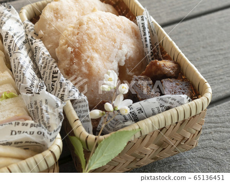 Scenery of a popular Taiwan donut and a basket basket containing handmade sandwiches spread outside 65136451