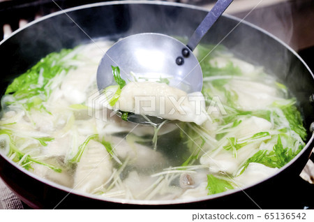 Soup dumplings with chicken wings inside (during cooking) Soup dumplings with chicken wings inside (during cooking) 65136542