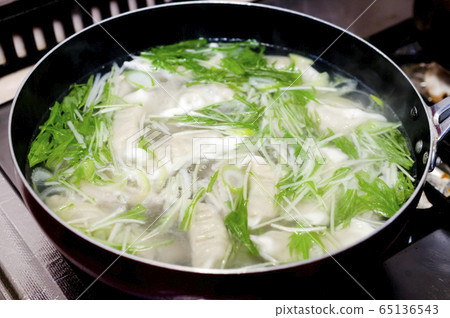 Soup dumplings with chicken wings inside (during cooking) 65136543