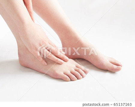 Images of dry feet and heel pain 65137163