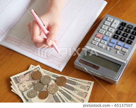 填寫一本零錢的女人的形象 65137507