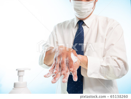 Businessman wearing a mask Hand-wash soap Soap infection prevention Businessman wearing a mask Hand-wash soap Soap infection prevention 65138260