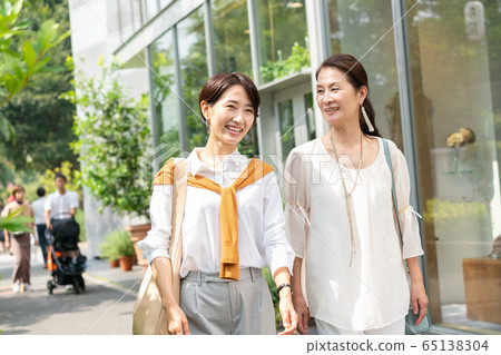 Parent and child shopping mother daughter lifestyle image Parent and child shopping mother daughter lifestyle image 65138304