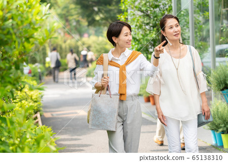 父母和孩子購物母親女兒的生活方式形象 65138310