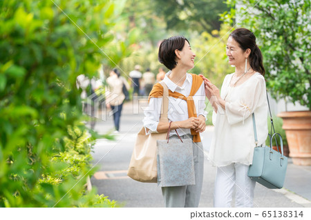父母和孩子購物母親女兒的生活方式形象 65138314