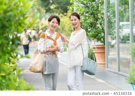 父母和孩子購物母親女兒的生活方式形象 父母和孩子購物母親女兒的生活方式形象 65138316