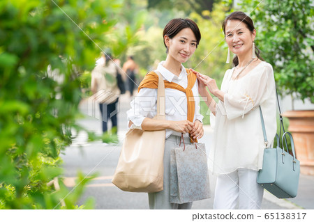 父母和孩子購物母親女兒的生活方式形象 父母和孩子購物母親女兒的生活方式形象 65138317