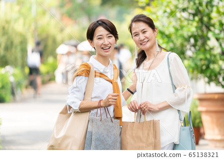 父母和孩子購物母親女兒的生活方式形象 65138321