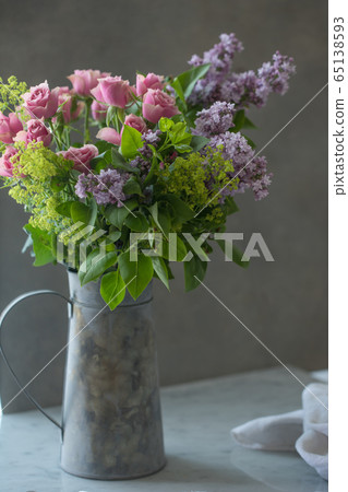 丁香和玫瑰的插花 65138593