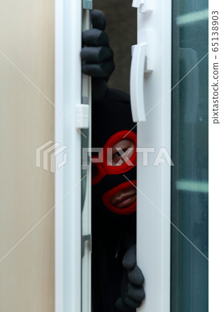 一名男子（住宅入侵小偷犯罪非法罪犯小人被盜香煙帽偽裝疑似案件刑事犯罪） 65138903