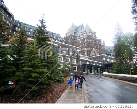秋季加拿大落基山脈班夫酒店在雨天(加拿大艾伯塔省班夫國家公園) 秋季加拿大落基山脈班夫酒店在雨天(加拿大艾伯塔省班夫國家公園) 65139133