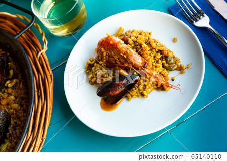Paella with shrimps and mussels Paella with shrimps and mussels 65140110