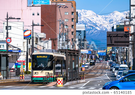 《富山縣》富山市容,電車和立山山脈 《富山縣》富山市容,電車和立山山脈 65140185