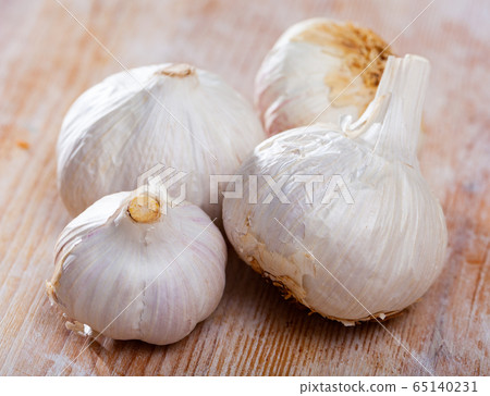 Raw bulbs of garlic Raw bulbs of garlic 65140231