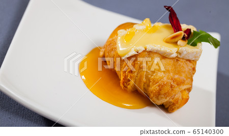 Croissant with camembert and honey Croissant with camembert and honey 65140300