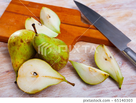 Whole and sliced pears Whole and sliced pears 65140303