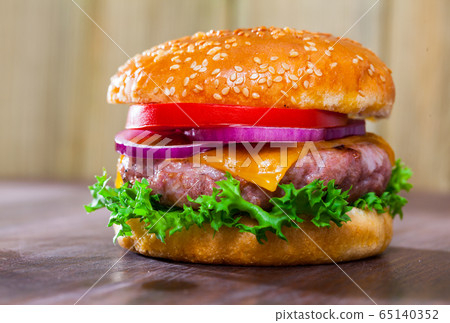 Hamburger with cheese, tomatoes, onion 65140352