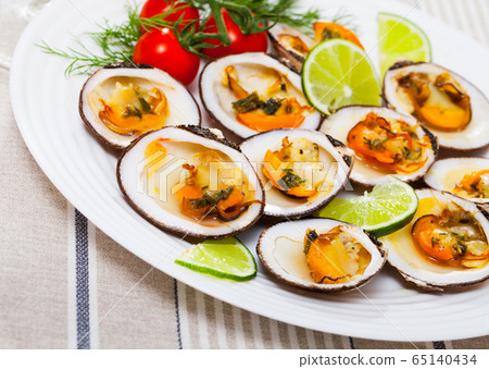 Baked dog cockles with lemon 65140434