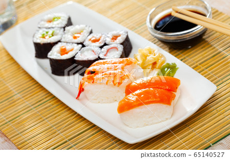 Futomaki, hosomaki and nigiris - japanese rolls closeup 65140527