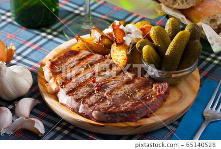 Juicy beef with herbs Juicy beef with herbs 65140528