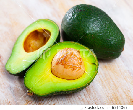 Whole and halved avocados 65140653
