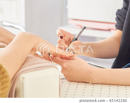 美甲沙龍形象，治療（看不見腳趾的角度） 65142280