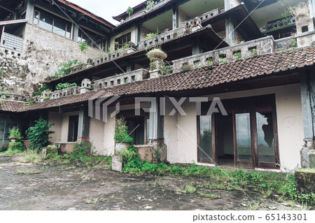 abandoned building with dirty walls and broken abandoned building with dirty walls and broken 65143301