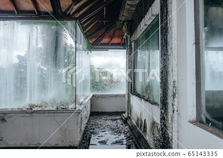 photo of the room of an abandoned building photo of the room of an abandoned building 65143335