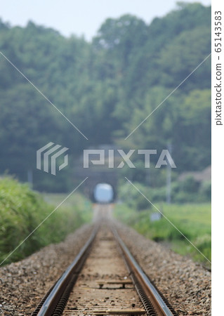 一條永遠筆直延伸的鐵路線 一條永遠筆直延伸的鐵路線 65143583