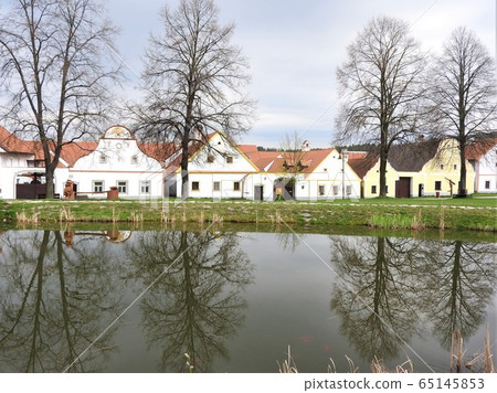 早春捷克小村莊 65145853