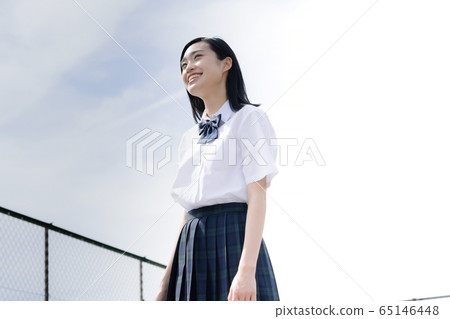 抬頭看著屋頂上的天空的女生 65146448
