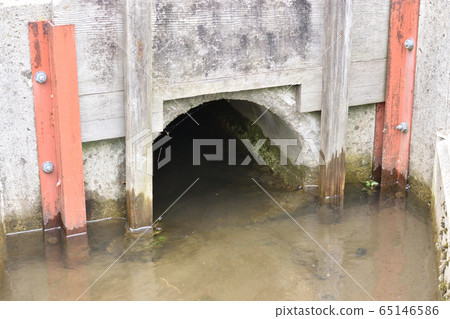 水流入灌溉渠的土管 65146586