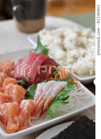 Sashimi from hand-rolled sushi eaten at home Sashimi from hand-rolled sushi eaten at home 65146901