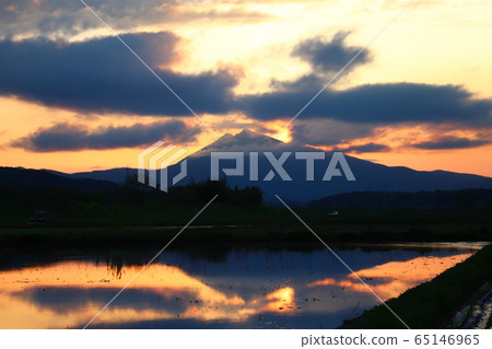 Mt. Tsukuba reflected in the countryside in May 65146965