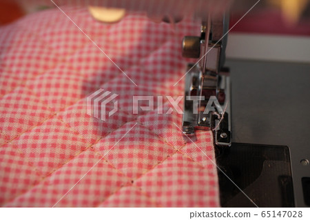 在縫紉機上縫製絎縫邊緣時 65147028