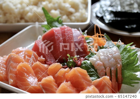 Sashimi from hand-rolled sushi eaten at home 65147240