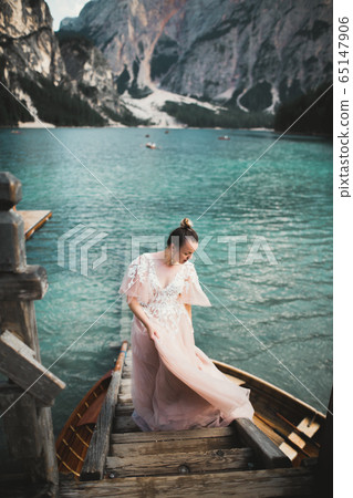 Beauty portrait of bride wearing fashion wedding dress with feathers with luxury delight make-up and hairstyle 65147906