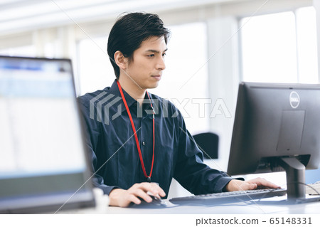 Young system engineer 65148331